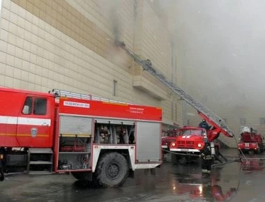 Φωτιά σε μεγάλο εμπορικό κέντρο στην Ρωσία